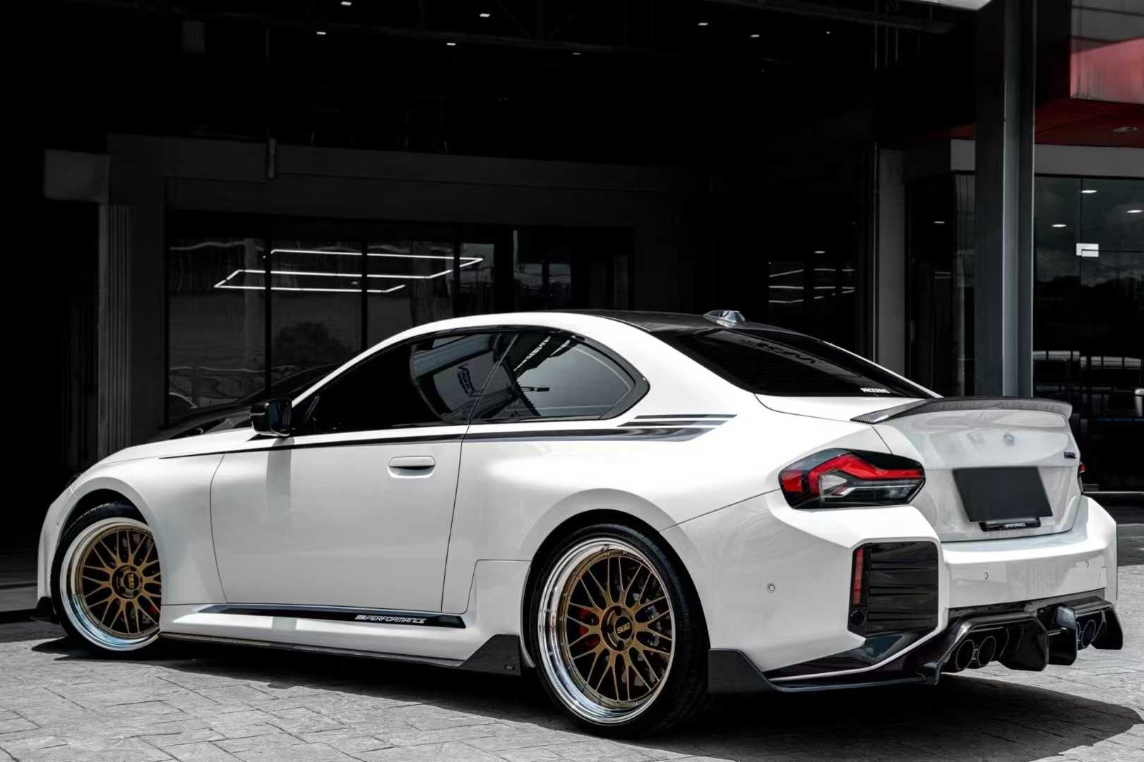 AD styl side skirts ze suchého karbonu pro BMW G87 M2