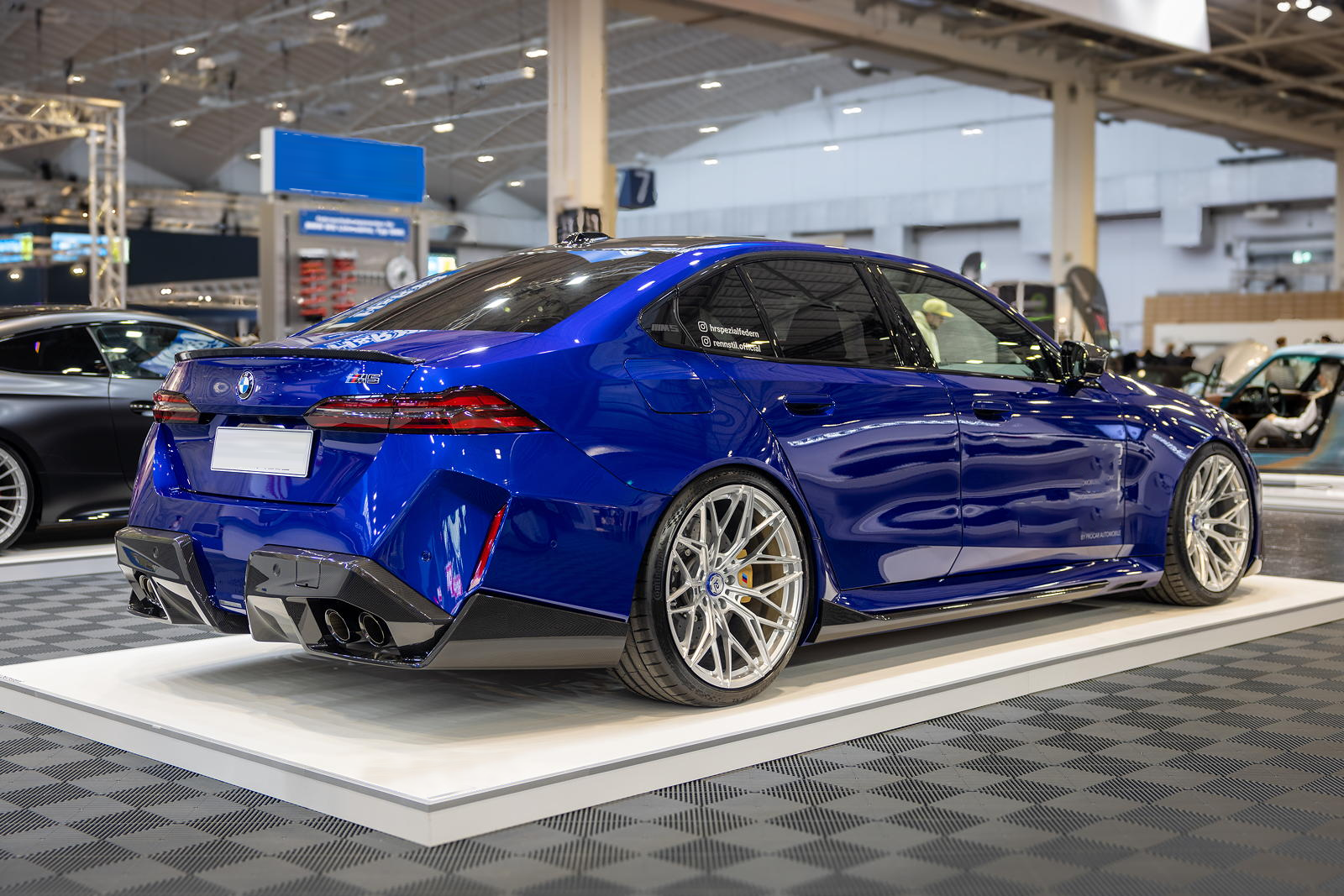 Side skirts ze suchého karbonu pro BMW G90