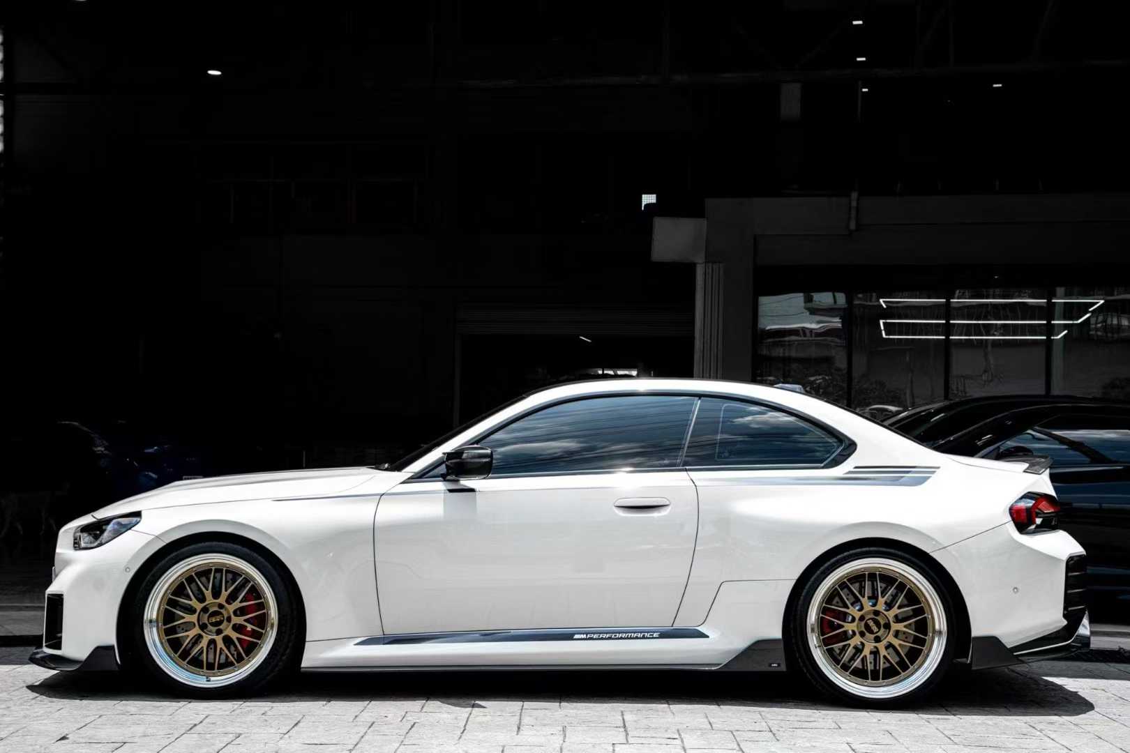 AD styl side skirts ze suchého karbonu pro BMW G87 M2