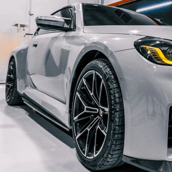 R styl Side Skirts ze suchého karbonu pro BMW G87 M2