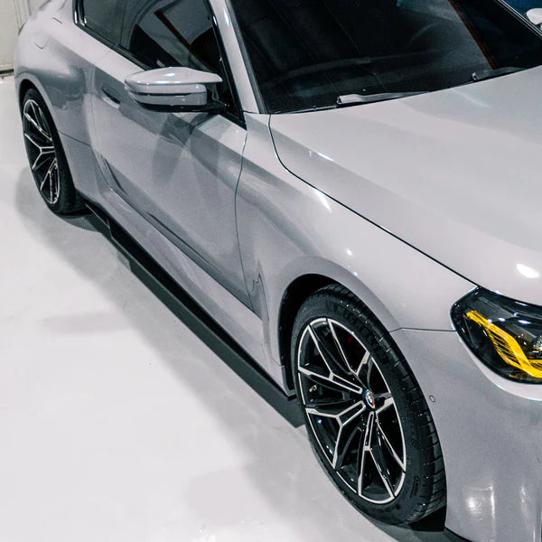 R styl Side Skirts ze suchého karbonu pro BMW G87 M2