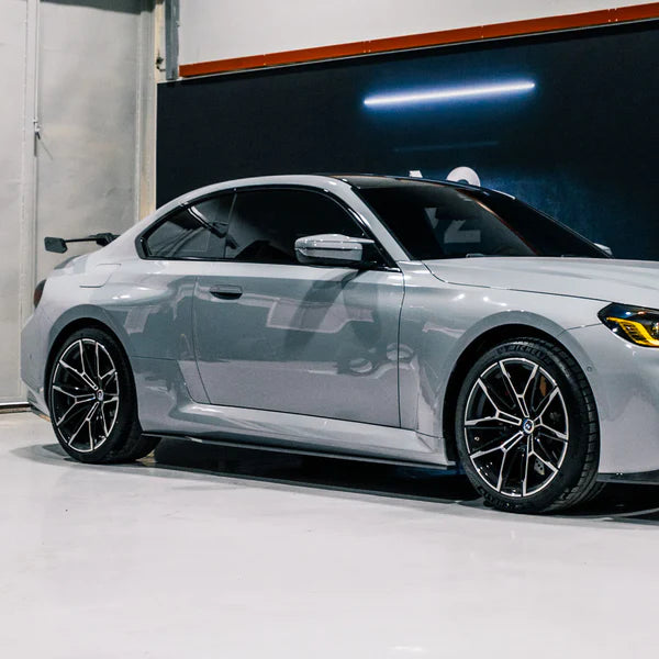 R styl Side Skirts ze suchého karbonu pro BMW G87 M2