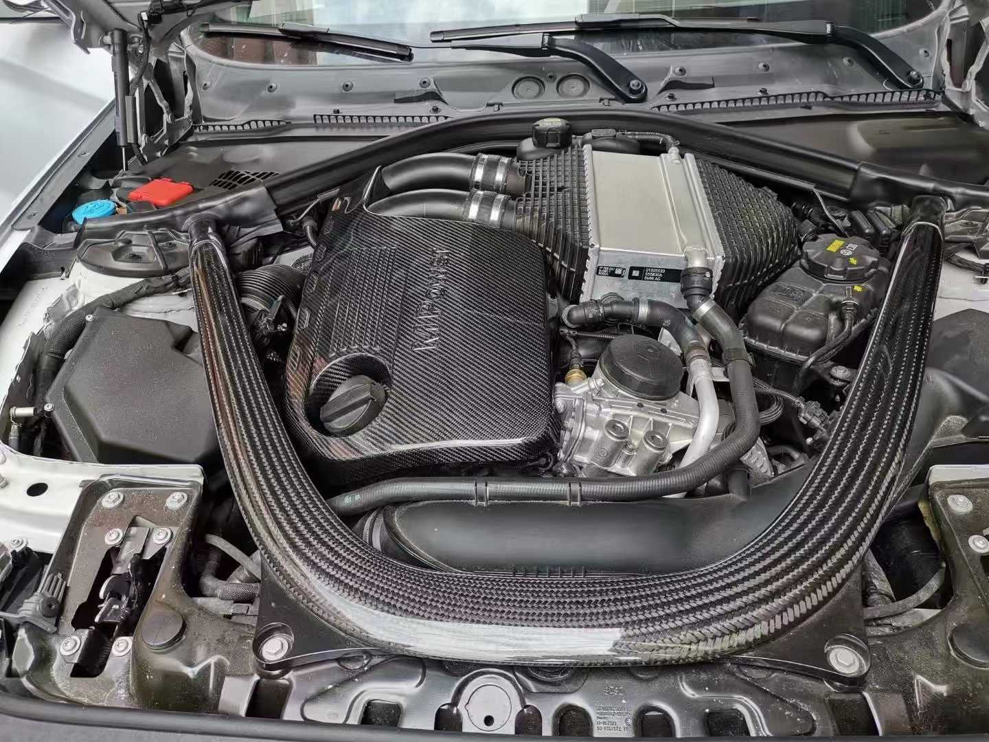 Kryt motoru ze suchého karbonu pro motor S55 (generaci F)